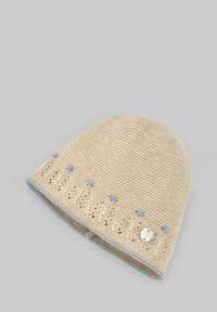 Cappello lavorato a maglia beige con accenti azzurri chiari, caratterizzato da fori decorativi e dettagli con bottoni rivestiti di tessuto. Texture liscia, forma arrotondata.