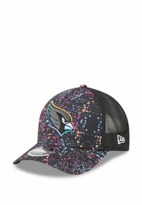 Schwarze Baseballkappe mit einem Spritzmuster in Pink, Blau und Gelb. Gesticktes Vogel-Logo vorne; Netzrücken für Atmungsaktivität.