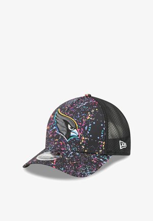 Schwarze Baseballkappe mit einem Spritzmuster in Pink, Blau und Gelb. Gesticktes Vogel-Logo vorne; Netzrücken für Atmungsaktivität.