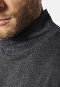 Dunkelgrauer Rollkragensweater aus weichem Strickmaterial. Verfügt über einen hohen Kragen und eine glatte Textur mit subtilen Schattierungen.