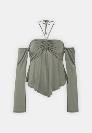 Top verde măsliniu cu umeri descoperiți, cu un față pliată, mâneci lungi și un cordon la gât. Material neted, elastic, cu un design fluid.