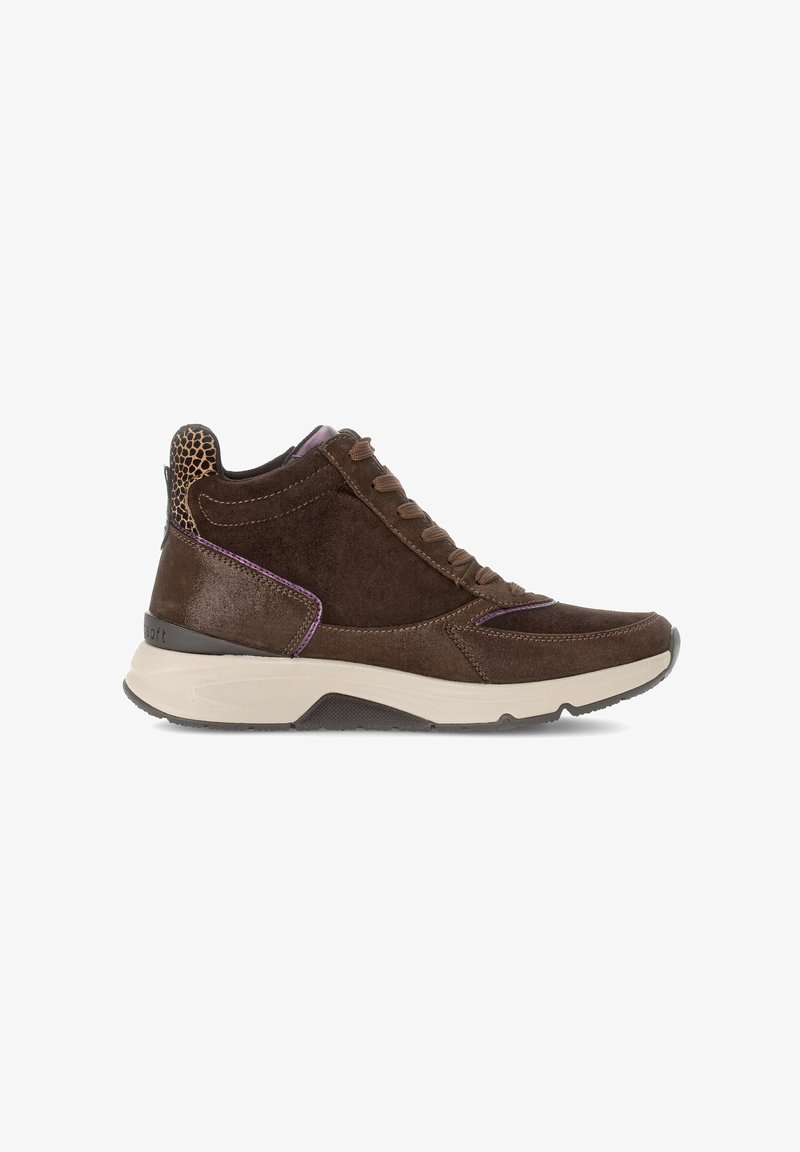 Bruine leren hoge sneaker met paarse accenten, textuurdetail op de hak en een contrasterende crèmekleurige buitenzool. Voorzien van een gestikt ontwerp en veters.