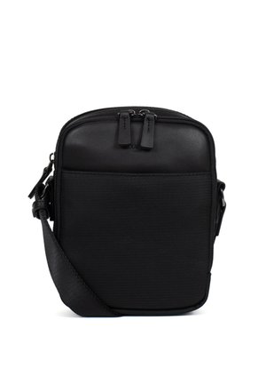 Kompaktowa czarna torebka na ramię z przednią kieszenią na zamek, regulowanym paskiem i podwójnym zamkiem błyskawicznym u góry.