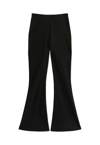 Zwarte flared broek gemaakt van soepele stof; heeft een getailleerde top, brede beenopening en schone naden zonder versieringen.