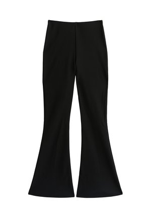 Pantalon évasé noir en tissu lisse ; présente un haut ajusté, une ouverture large en bas, et des coutures nettes sans embellissements.