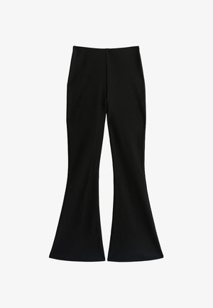 Pantalon évasé noir en tissu lisse ; présente un haut ajusté, une ouverture large en bas, et des coutures nettes sans embellissements.