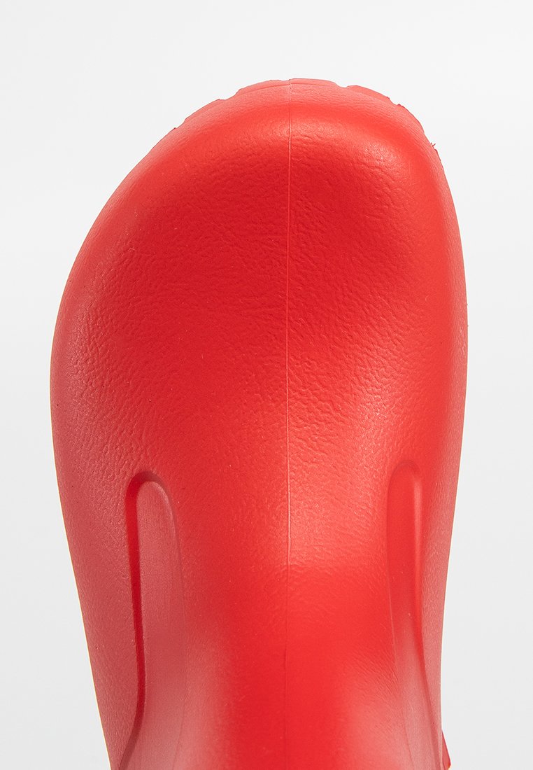 Rode rubberen klompen met een gladde structuur, een ronde neus en uitsparingen aan de zijkant voor ventilatie; lichtgewicht ontwerp geschikt voor casual gebruik.