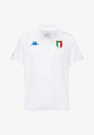 T-shirt de sport blanc à manches courtes avec écusson tricolore italien sur la poitrine et logo bleu Kappa sur le côté opposé, conçu pour l'équipe nationale d'Italie.