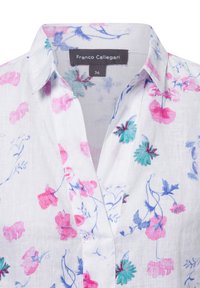 Weißes Blusentop mit Blumenmuster, das rosa und blaue Blumen zeigt, mit einem Kragen und aus weichem, leichtem Stoff. Größe 36 ist sichtbar.