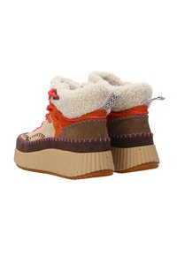 Brune og cremefarvede højtopstøvler med blød foring, orange accenter, røde snørebånd, en ribbet beige sål, detaljerede syninger og en træksløjfe.