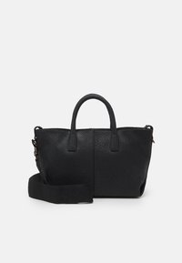 Svart texturerad handväska med dubbla handtag upptill och avtagbar axelrem. Har ett dragkedjestängning och sidostygnsdetalj.
