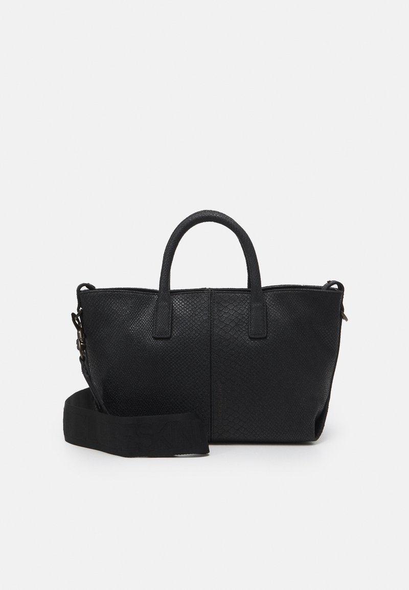 Svart texturerad handväska med dubbla handtag upptill och avtagbar axelrem. Har ett dragkedjestängning och sidostygnsdetalj.