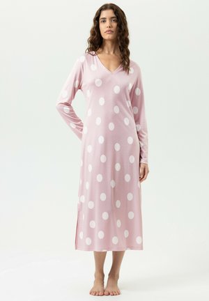 Langes rosa Nachthemd mit weißen Punkten, mit V-Ausschnitt und langen Ärmeln. Verfügt über einen seitlichen Schlitz und eine glatte Stoffstruktur.