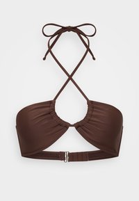 Hnědý bikini top s vycpaným, řaseným designem. Obsahuje nastavitelné ramínka a zapínání na klips v zadní části. Hladká textura.