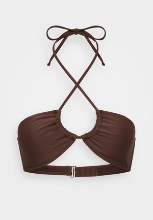 Haut de bikini marron avec un design froncé et rembourré. Dispose de bretelles réglables et d'une fermeture à crochet au dos. Texture lisse.