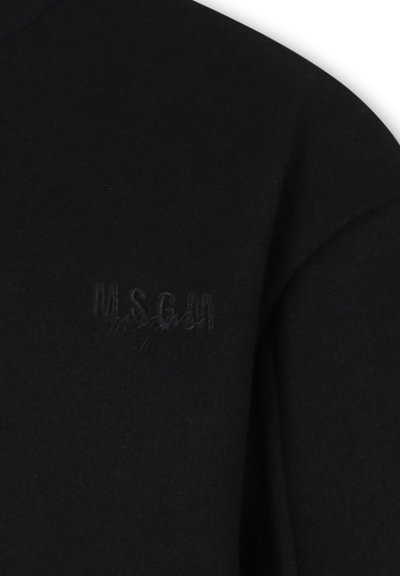 Zwarte sweatshirt met ronde hals, zachte textuur en een reliëf "M.S.G.M" logo op de linker borst. Eenvoudig ontwerp zonder patronen.