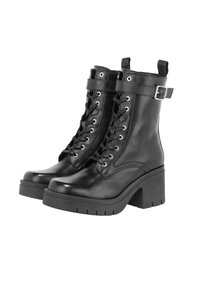 Čierne kožené členkové topánky s hrubým podpätkom, šnurovací dizajn, kovové očká a bočný popruh so striebornou sponou. Obsahujú textúrovanú podrážku.