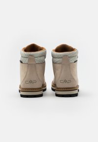 Bottes cheville en cuir fauve avec un col rembourré gris clair, logo CMP, et semelles en caoutchouc noir robustes pour une bonne traction.