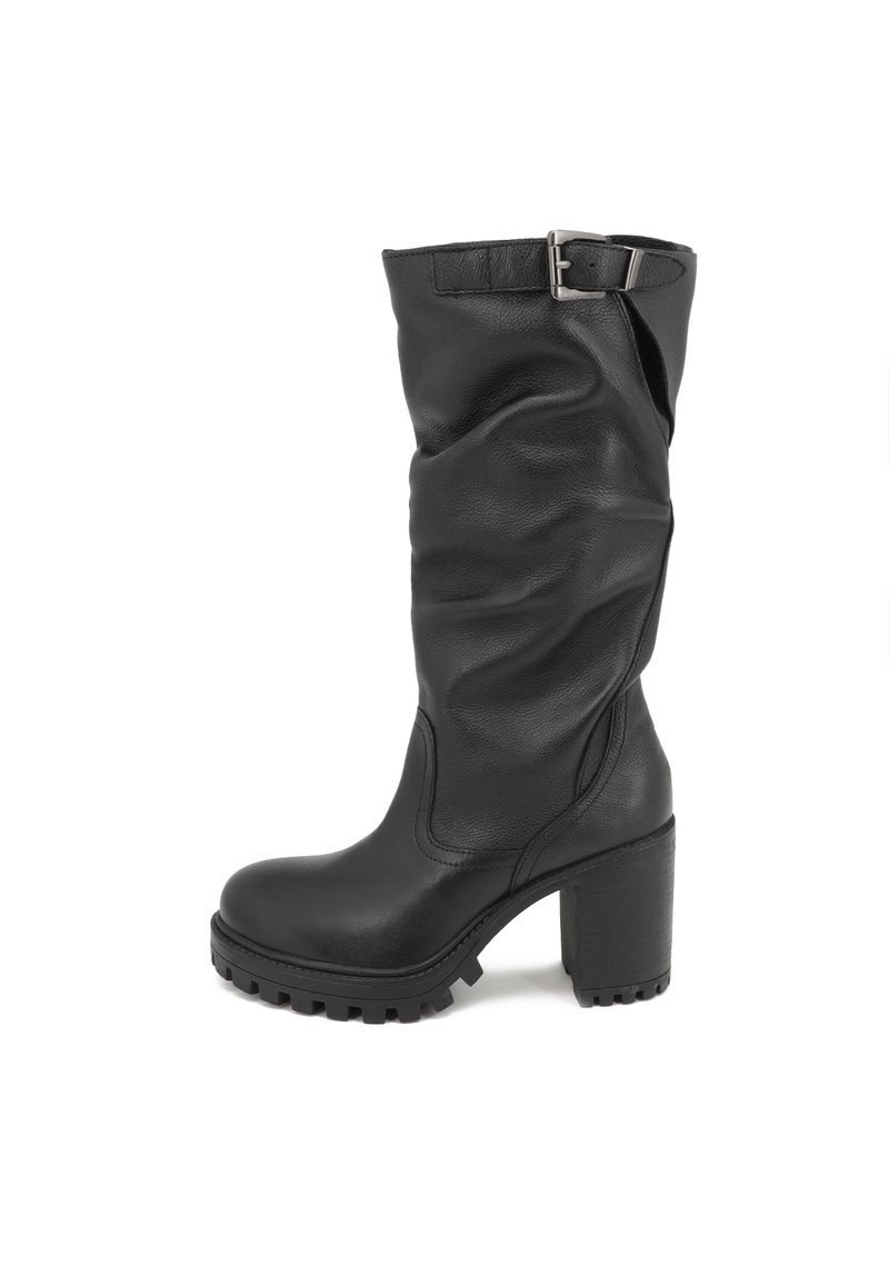 Stivale nero in pelle fino al ginocchio con design sdrucito, punta quadrata, tacco robusto e dettaglio in metallo con fibbia nella parte superiore. Superficie superiore testurizzata.