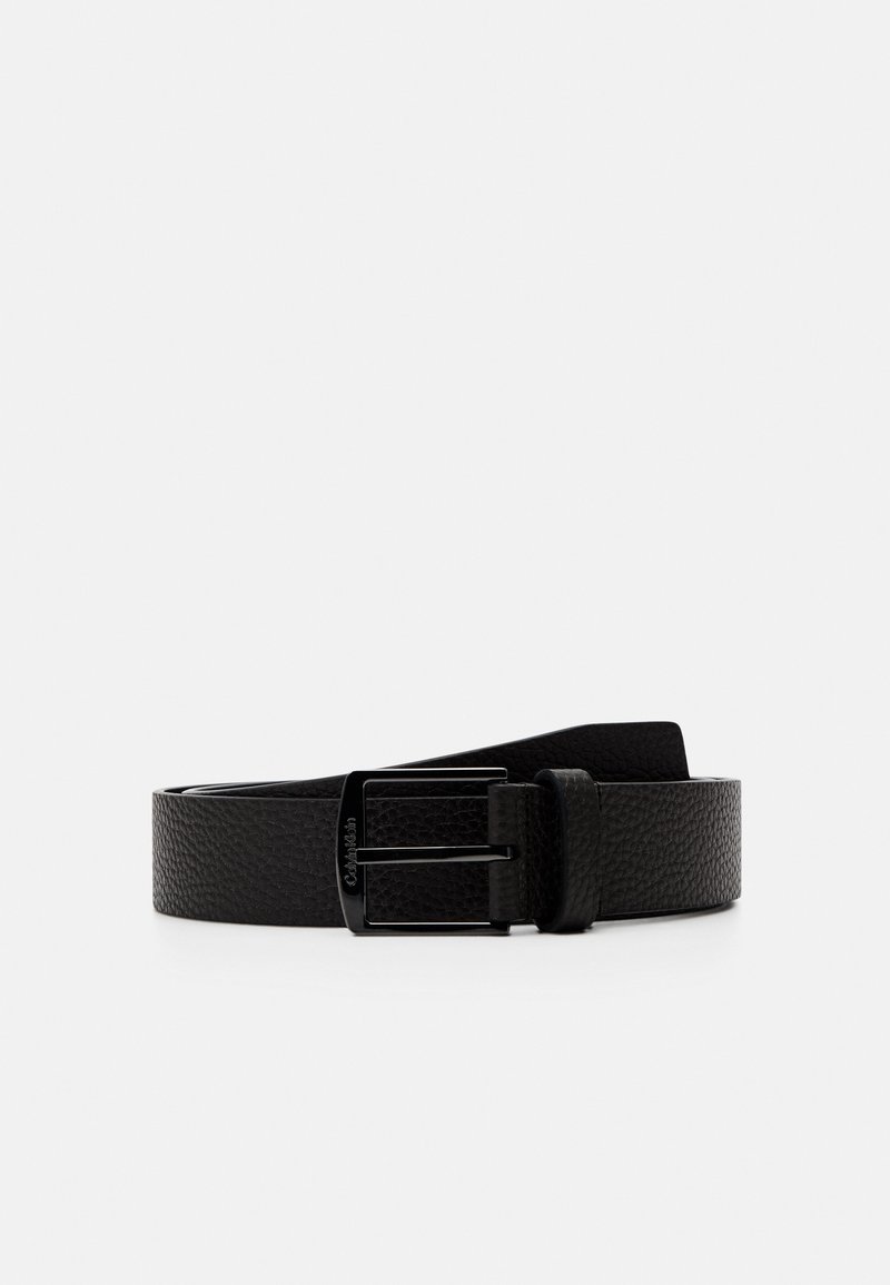 Ceinture en cuir noir avec une finition texturée, dotée d'une boucle rectangulaire en argent à bord lisse. Design polyvalent adapté à différentes tenues.