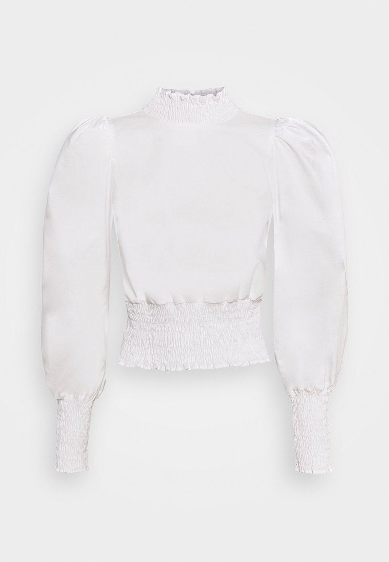 Vit satin topp med hög smockad krage, puffärmar och en rynkad midja, med en slät och polerad yta.