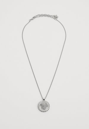 Syrer kedja halsband med en rund hänge med en strukturerad kant och en central design prydd med glittrande stenar.
