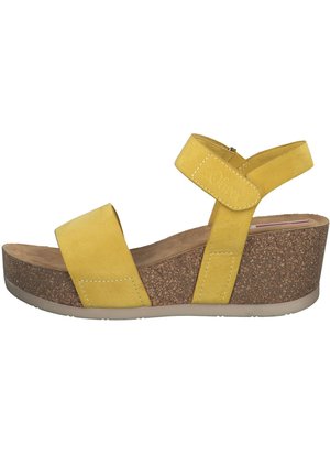 Gelbe Wildleder-Wedgesandale mit zwei breiten Riemen und einer Korkplattform. Verfügt über einen Klettverschluss am Knöchel und eine strukturierte Innensohle.