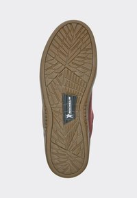 Suela de goma con un agarre texturizado y con patrón. Color marrón, con un logo de Michelin y líneas decorativas de la banda de rodadura para mayor tracción.