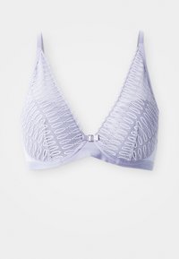 Soutien-gorge en dentelle lilas avec une forme triangulaire, texture douce, bretelles ajustables et un fermoir en métal à l'avant. Motif complexe sur les bonnets.