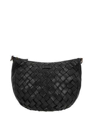 Sort læder crossbody taske med vævet frontdesign, rundet form og lynlås lukning på toppen.
