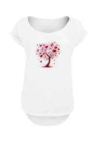 Weißes T-Shirt mit kurzen Ärmeln, das ein farbenfrohes grafisches Motiv eines Baumes aus Herzen in verschiedenen Schattierungen von Pink und Rot zeigt.