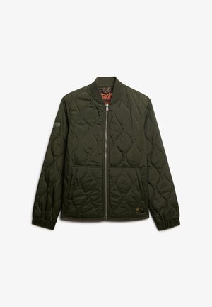 Chaqueta bomber acolchada en verde oscuro, con cremallera frontal, puños acanalados y bolsillos laterales. El patrón texturizado añade profundidad.