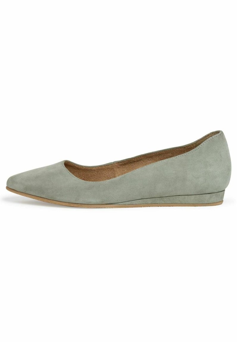 Chaussure plate en daim gris clair à bout pointu avec un petit talon compensé et une semelle couleur tan, vue de profil sur fond blanc.