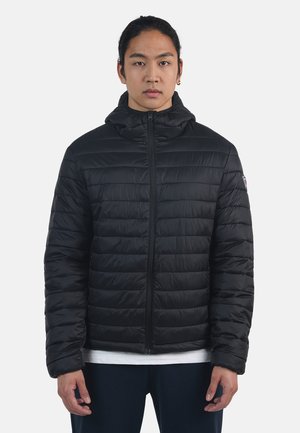 Schwarze Puffjacke mit Reißverschluss vorne, Kapuze und gesteppten Paneelen. Verfügt über ein kleines Logo auf der linken Schulter und eine glatte, glänzende Textur.
