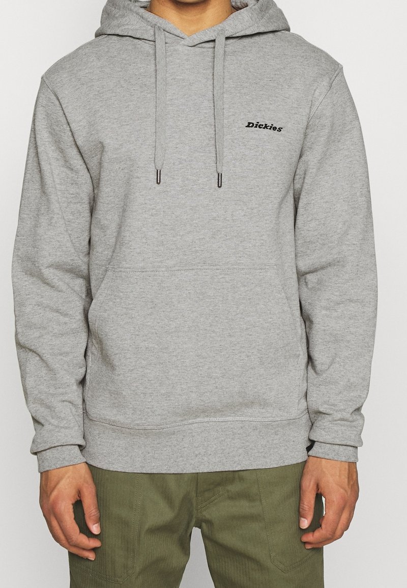 Felpa grigia in cotone con tasca a marsupio, cappuccio con cordoncino regolabile e logo nero "Dickies" sul petto.Texture morbida, vestibilità rilassata.