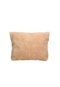 Clutch bag in suede beige trapuntato con forma rettangolare e chiusura con zip. Presenta motivi a diamante e una texture morbida.