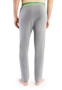 Grijze pyjamapantalon met een aansluitend ontwerp, voorzien van een limoen groene elastische tailleband met het label "slopes & town." Zachte stof met een gladde textuur.