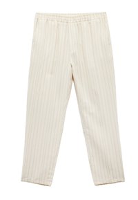 Lys beige bukser med vertikale striber, elastisk talje, sidelommer og lige ben. Blødt stof med subtil tekstur.