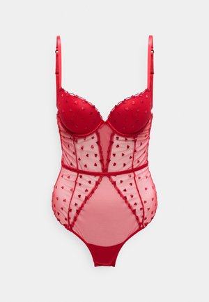Body rosso con coppe imbottite, rete trasparente e ricamo a forma di cuore. Caratterizzato da spalline regolabili e una combinazione di sezioni solide e trasparenti.