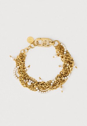 Goldene Kettenarmband mit verwobenen Gliedern, klaren Kristallen und kleinen hängenden Perlen, ausgestattet mit einem dekorativen Verschluss und einem Markenschild.