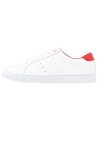 Zapatillas de cuero blancas con textura suave, acento rojo en el talón, detalles perforados en los lados y suela de goma blanca.