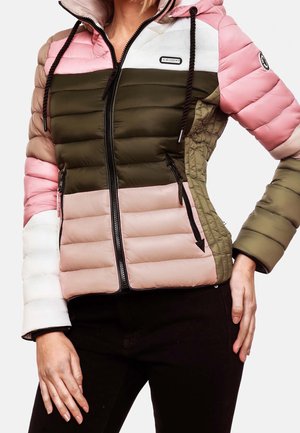 Femme portant une doudoune color-block avec des sections rose, vert olive, blanc et beige, une fermeture éclair noire et des cordons noirs sur la capuche.