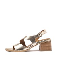 Sandal in metallo dorato con cinghie incrociate, punta aperta e tacco a blocco con texture simile al legno. Cinturino alla caviglia regolabile con fibbia.