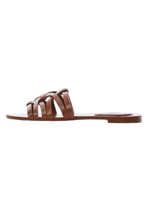 Sandale plate en cuir marron avec des lanières entrelacées et une fine semelle.