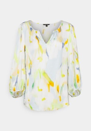 Hvid bluse med akvarel-lignende pletter i gult, grønt og blåt, med V-hals og trekvartlange pufærmer med rynkede manchetter.