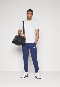 Puma - CARGO PANTS - Verryttelyhousut - peacoat Pienoiskuva 1