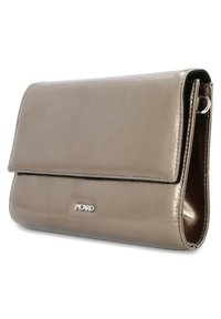 Clutch in pelle metallizzata taupe con chiusura a pattina, caratterizzato da un logo argentato sul davanti e una superficie liscia e lucida.
