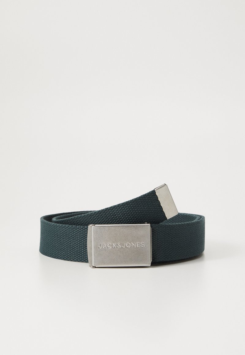 Zelený tkaný látkový opasek s obdélníkovou stříbrnou kovovou sponou vyrytým nápisem "JACK & JONES". Má strukturovaný povrch a hladké hrany.