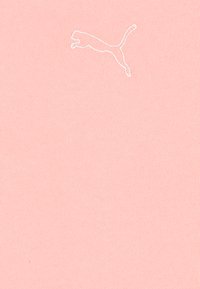 Tessuto di cotone rosa chiaro con un logo Puma ricamato bianco in un design che rappresenta un salto, presentando una superficie testurizzata e striata.