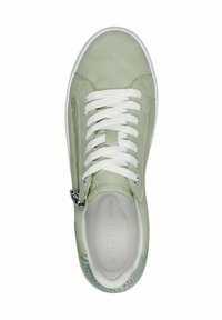 Sneaker verde in suede con lacci bianchi, cerniera laterale e dettagli testurizzati. Punta arrotondata e suola in gomma. Presenta una soletta con marchio.